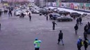 Девушка встречает своего парня
