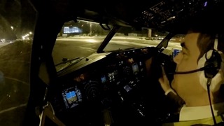 Посадка самолёта ночью в аэропорту Новосибирска