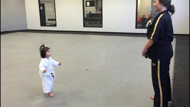 3-летняя смешная:) девочка, обладающая «Белый пояс»