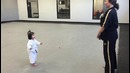 3-летняя смешная:) девочка, обладающая «Белый пояс»