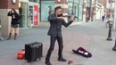 Красивая игра на скрипке уличного музыканта