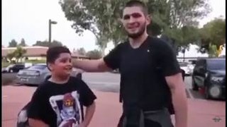 Хабиб и мальчик в футболке «Барсы»