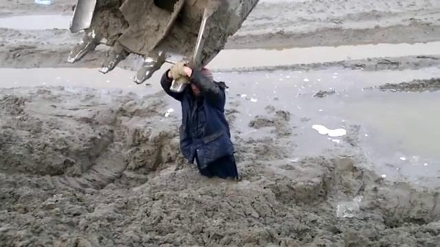 Мужик увяз в грязи ( A man drowned in Russia in the mud )