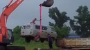 Погрузка "Буханки" при помощи экскаватора пошла не по плану