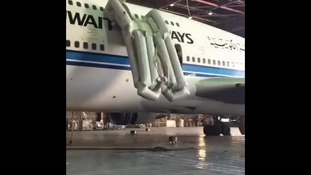 Выпуск аварийного трапа на Боинге 747
