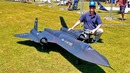 Гигантская радиоуправляемая модель бомбардировщика SR-71 BLACKBIRD