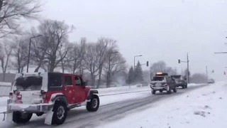 Три внедорожника вытаскивают из снега автобус