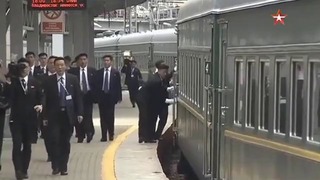 Телохранители–уборщики: охранники Ким Чен Ына протерли его поезд прямо на ходу