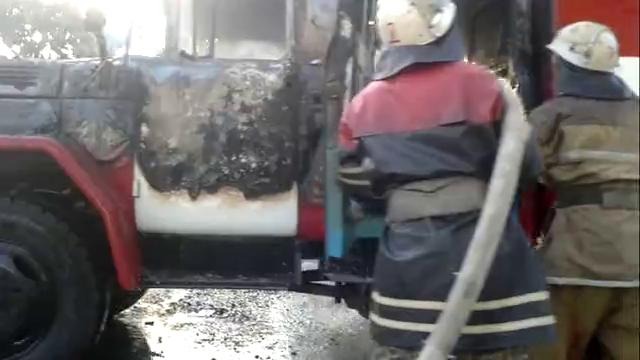 Пожарные тушат пожарную машину