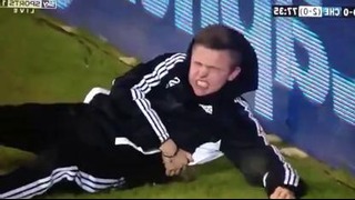 Eden Hazard пнул мальчика, подающего мячи