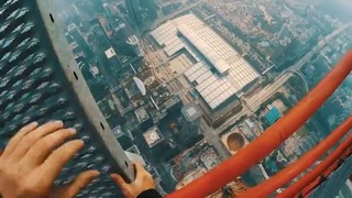 Отчаянные русские руферы покоряют второе по высоте здание в Мире
