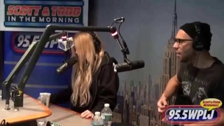 Avril Lavigne – Here’s To Never Growing Up (Live on Scott and Todd)