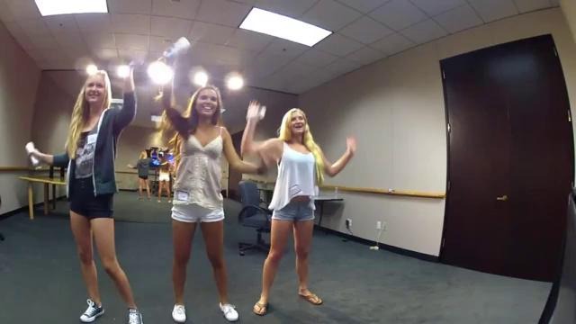 Justin Bieber Surprises Lucky Fans! Just Dance 4