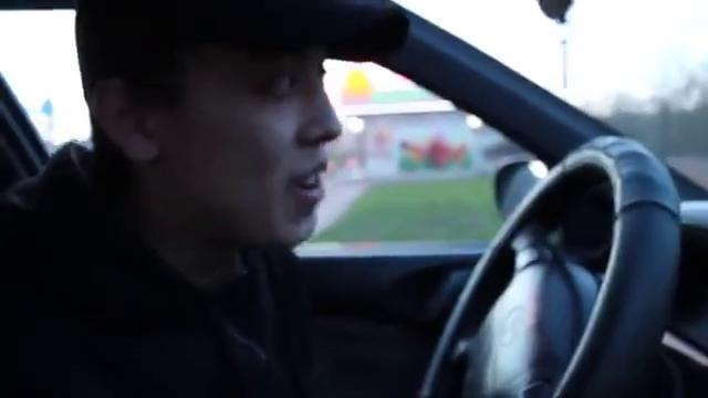 Парень из Казахстана красиво поет