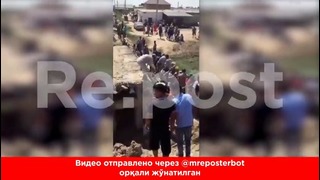В Каракалпакстане люди вынуждены переходить реку по водопроводной трубе