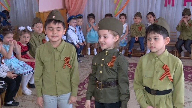 Дети в Ташкенте читают – Василий Тёркин