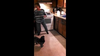 Отпадная бабушка отжигает на кухне