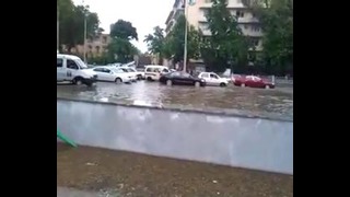 Потоп в Ташкенте – Женщина падает в переход на Чорсу