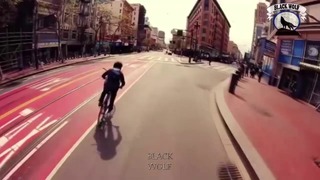 Безбашенный велосипедист демонстрирует фристайл на улице