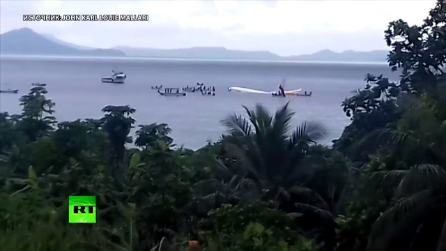 В Микронезии Boeing 737 сел на воду: видео с места происшествия