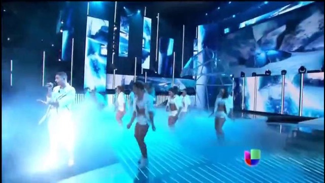 Maluma ft Becky G – La Temperatura @ Latin Grammy (En Vivo) (2013)