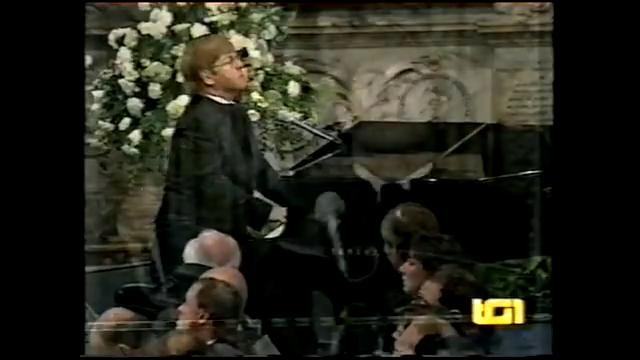 Elton John поет песню Candle In The Wind на похоронах Принцессы Дианы