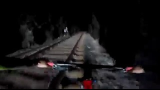 Бразильские велосипедисты спаслись от поезда в тоннеле