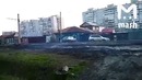 Пьяный водитель пытается заехать во двор через закрытые ворота