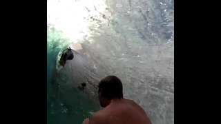 Завораживающий сёрфинг внутри закручивающейся волны