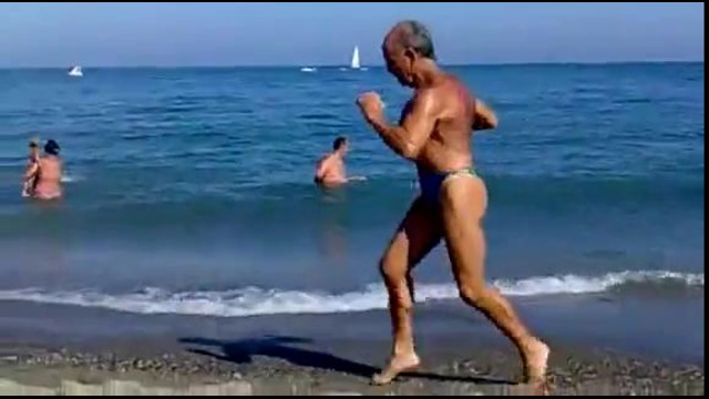 Дедушка – модник на пляже