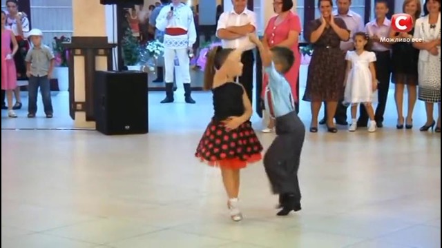 Видео, покорившее весь мир! Зажигательный танец юных бальников