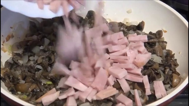 Паста с ветчиной и грибами в сливочном соусе