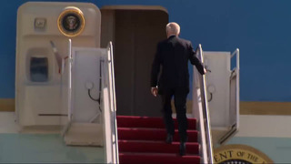 Президент США Джо Байден упал, поднимаясь по трапу самолета
