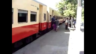 Как садятся на поезд в Бирме