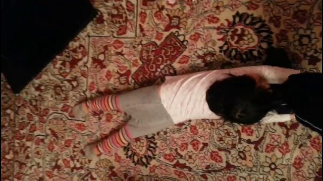 Ребенок висит на ноге