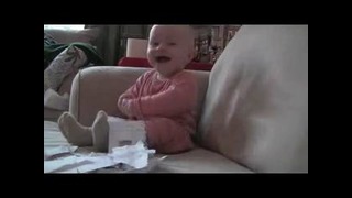 Ребёнок во всю смеётся над звуком бумаги