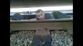 Идиот под поездом