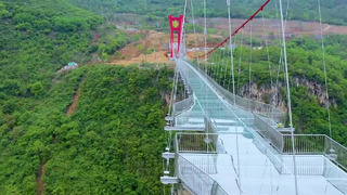 В Китае открыли самый длинный в мире подвесной стеклянный мост
