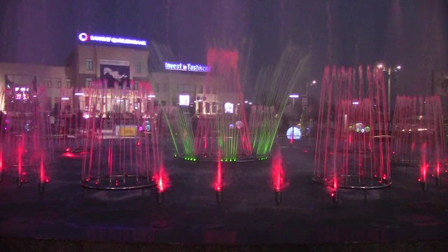 Новая площадь Ташкента "Навруз". Поющий фонтан с подсветкой