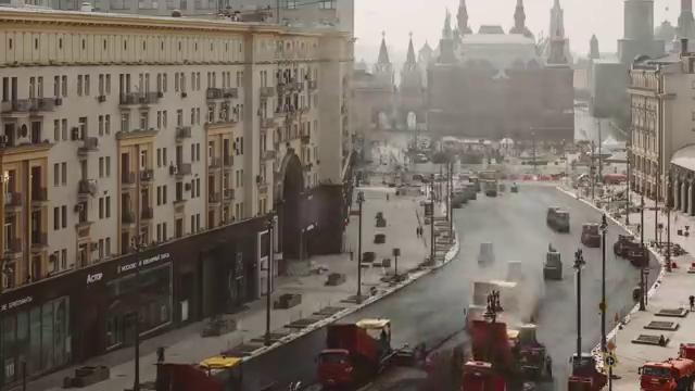 Как в центре Москвы на Тверской кладут асфальт