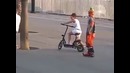 Уличный клоун отжигает в Испании