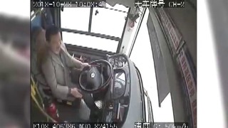 Опубликовано видео из автобуса за секунды до падения с моста в Китае