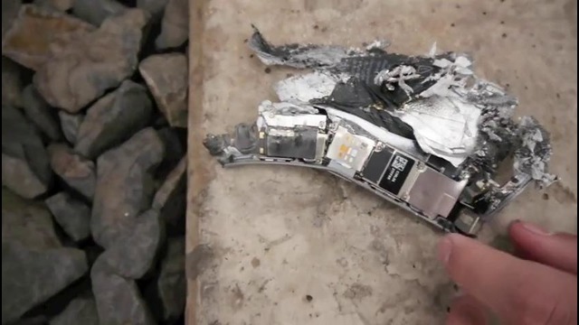 Несчастный айФон раздавили на рельсах