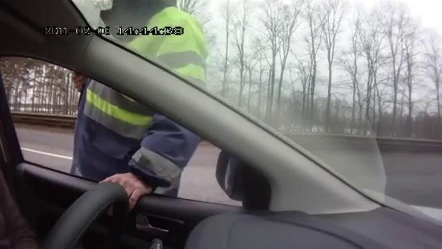 ГАИшник берёт взятку не заметив камеру