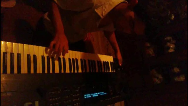 Парень классно играет на клавише)