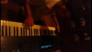 Парень классно играет на клавише)