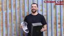 Дарит прохожим новые кроссовки! (Минутка доброты)