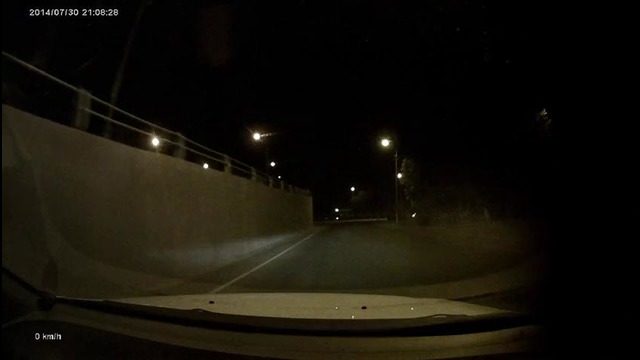 Женщина на кобальте едет по встречке на односторонней дороге