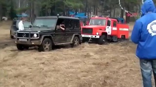 Гелик вытаскивает из грязи пожарнуюю машину