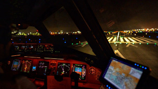 Красивый взлёт ночью Боинга 777 из кабины пилотов